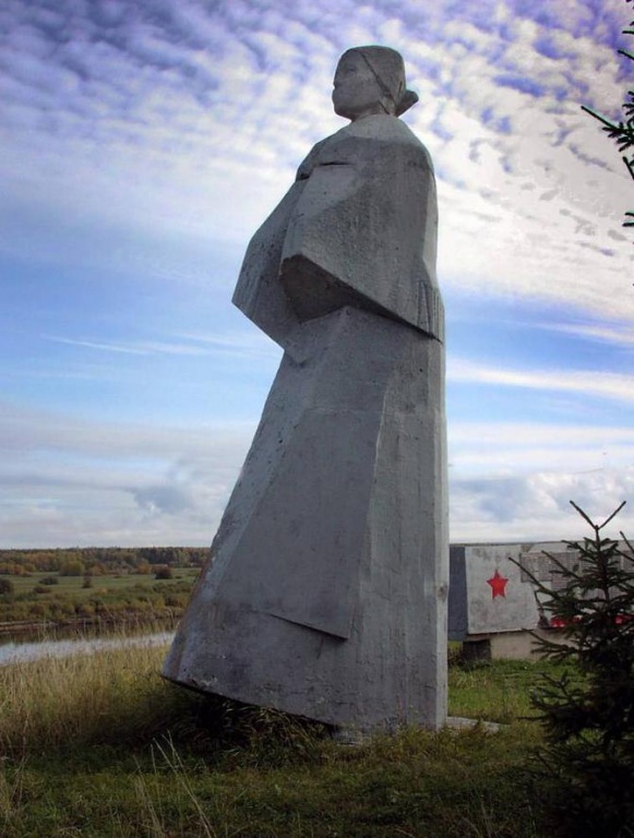 Памятник жителям Корткероса, погибшим в годы Великой Отечественной войны, установлен на берегу реки Вычегды..